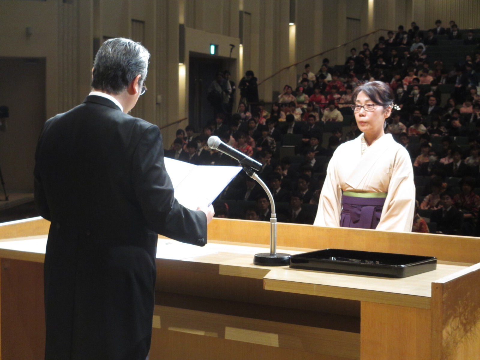 写真１　学位記授与式にて伊東静岡大学学長より学位記を手渡される加賀恵子さん